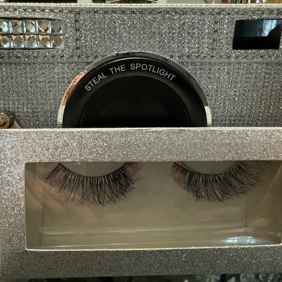 Valentine strip lashes - Picture 2 of 4